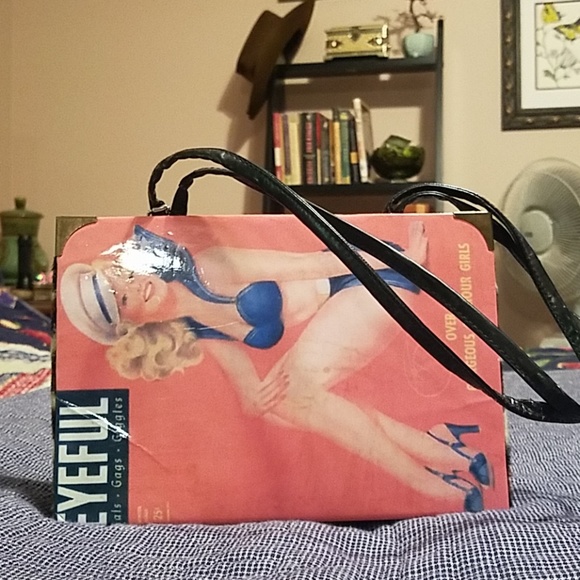 Handbags - Novelty Pin Up magazine purse